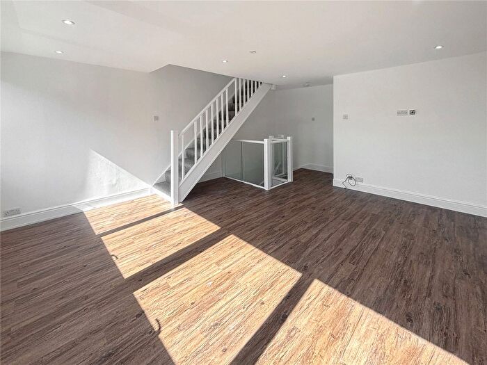 3 Bedroom Detached House To Rent In Willow Tree Close, Ickenham, Uxbridge, Greater London, UB10