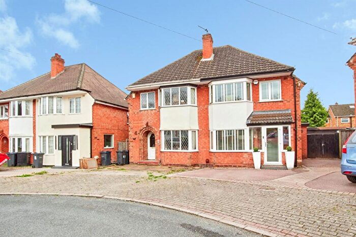 3 Bedroom Semi Detached House For Sale In Loxley Avenue, Birmingham, B14