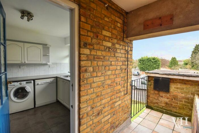 2 Bedroom Apartment For Sale In Woodfield Lane, Ashtead, KT21