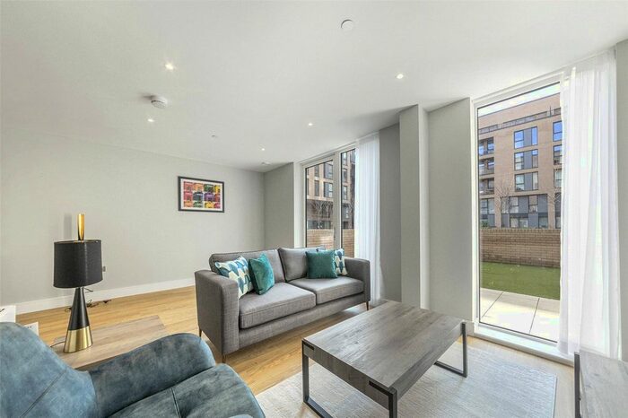 3 Bedroom Flat To Rent In Summerstown, London, SW17