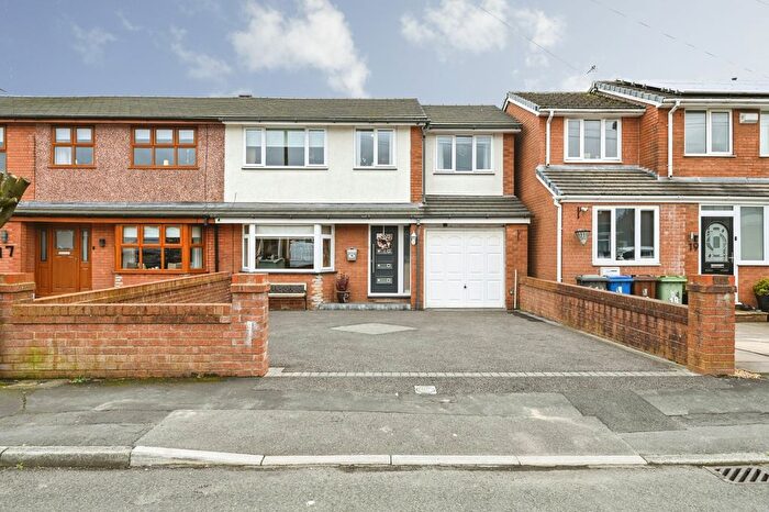 4 Bedroom Semi-Detached House For Sale In Pinewood Close, Wigan, WN2