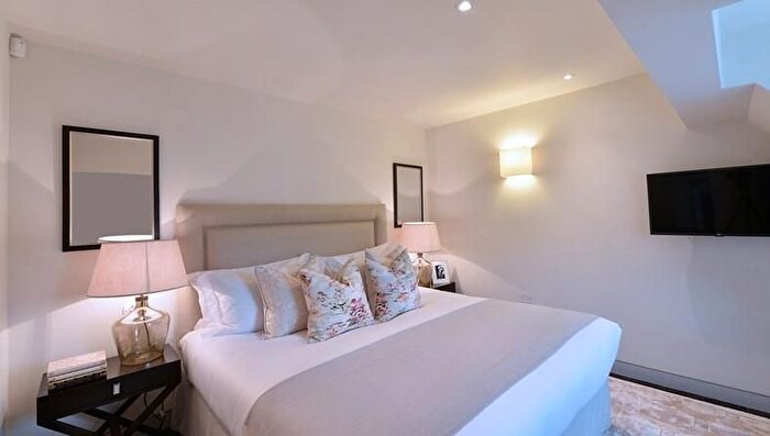 2 Bedroom Flat To Rent In Duke Street, Mayfair, London, W1K