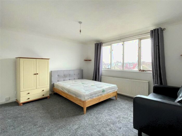 Studio To Rent In Kidderminster Road, Croydon, Surrey, CR0