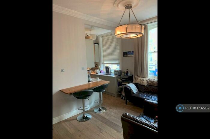 2 Bedroom Flat To Rent In Battersea Park Road, London, SW11