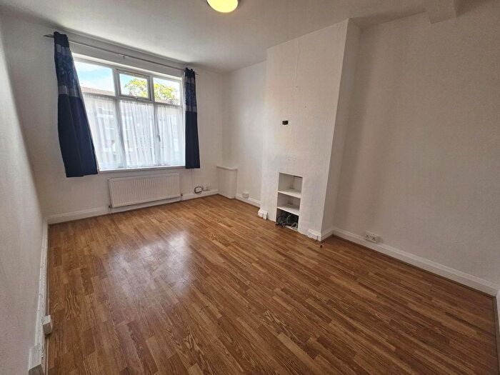 3 Bedroom Maisonette To Rent In Bittacy Hill, Mill Hill, NW7