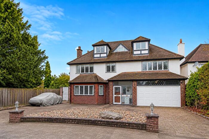 7 Bedroom Detached House For Sale In Champneys Close, South Cheam, SM2