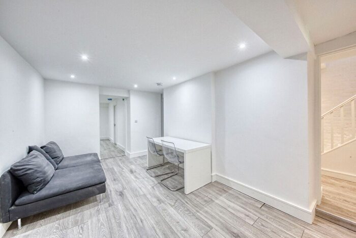 3 Bedroom Flat To Rent In Wimbledon Hill Road, London, SW19