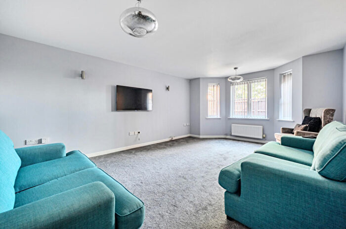 2 Bedroom Apartment For Sale In Little Horse Close, Earley, Reading, Berkshire, RG6
