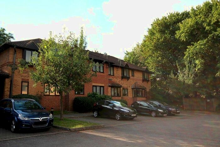 2 Bedroom Flat To Rent In St Swithins Court, Polehampton Close, Twyford, Berkshire, RG10