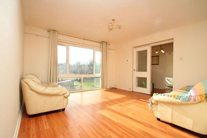 2 Bedroom Maisonette To Rent In Turnpike Link, Croydon, CR0