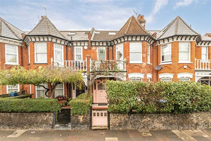4 Bedroom House To Rent In Hamilton Road, Crickewood, NW10