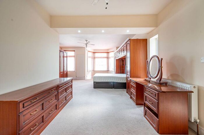 4 Bedroom Semi-detached House For Sale In Northbrook Road, Ilford, IG1