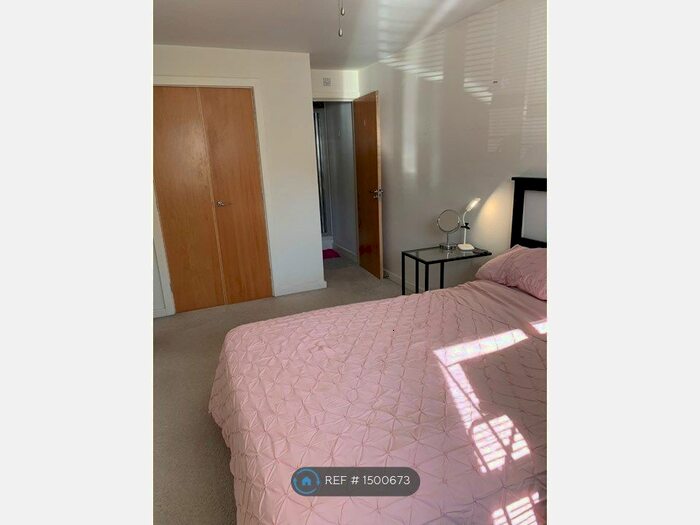 2 Bedroom Flat To Rent In Russell Place, Sale, M33