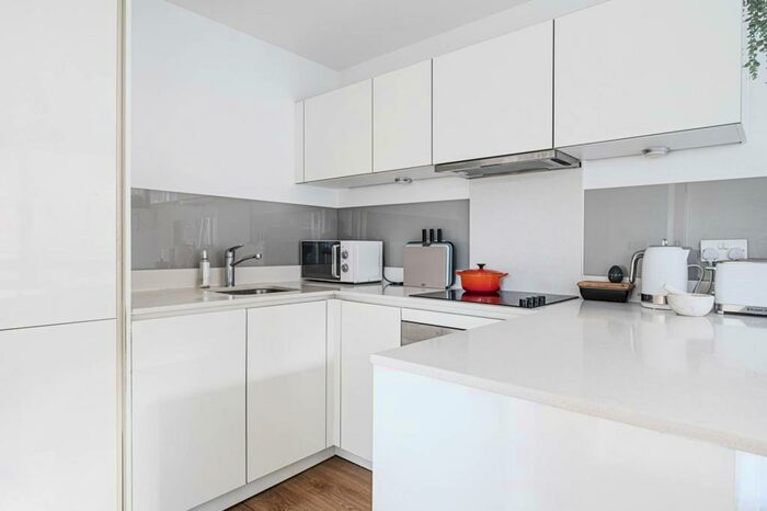 3 Bedroom Flat To Rent In Seven Sea Gardens, Tower Hamlets, London, E3