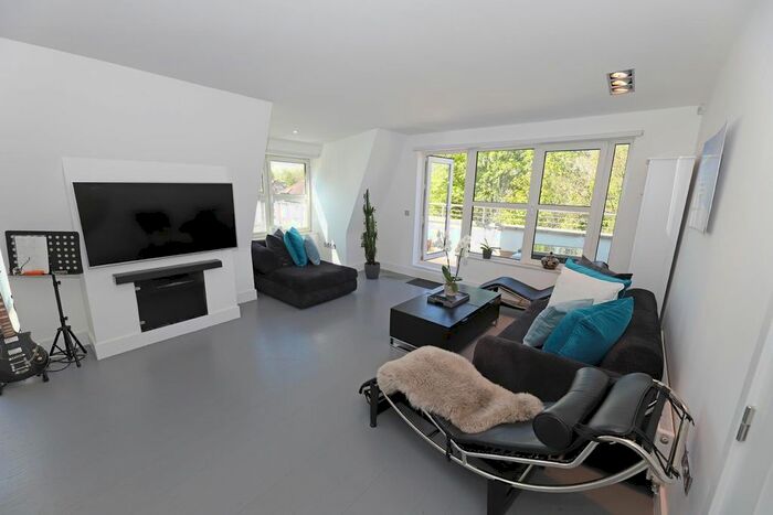 2 Bedroom Flat To Rent In Broughton Avenue, London, N3