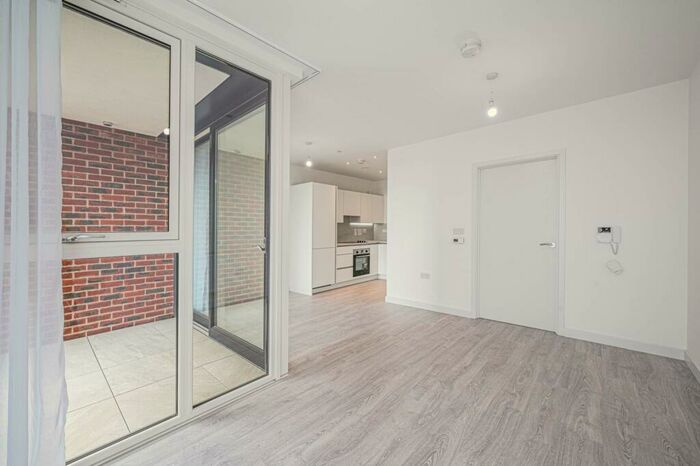 1 Bedroom Flat To Rent In Hendon Waterside, Hendon, London, NW9