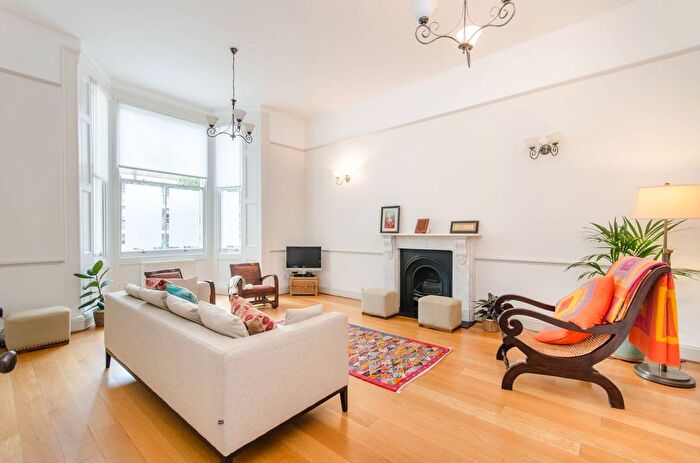 3 Bedroom Flat To Rent In Randolph Gardens, Maida Vale, London, NW6