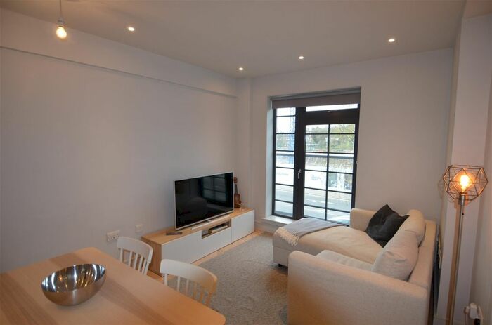 1 Bedroom Flat To Rent In Market Place, Brentford, TW8