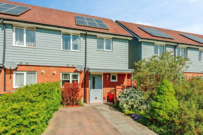 3 Bedroom Semi Detached House For Sale In Waterfall Crescent, Bewbush, Crawley, RH11