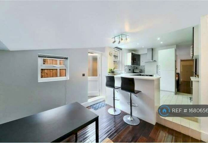 2 Bedroom Flat To Rent In Ground Floor, London, SE11