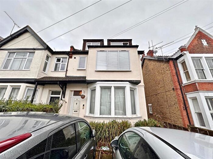 1 Bedroom Flat To Rent In Manor Road, Westcliff-On-Sea, SS0