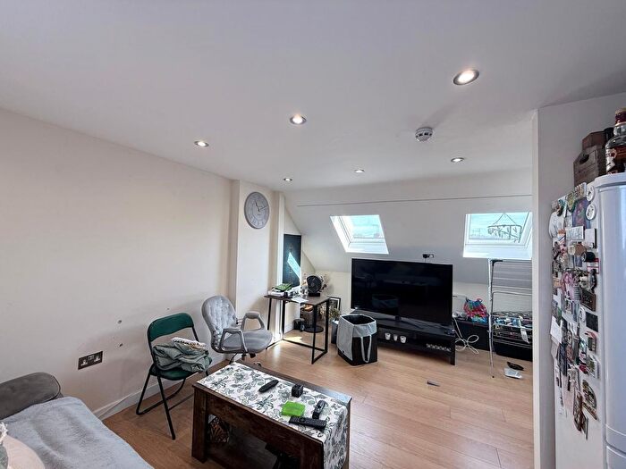 3 Bedroom Maisonette To Rent In Southdown Crescent, Harrow, Middlesex, HA2