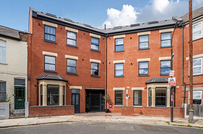 2 Bedroom Flat For Sale In Jeddo Road, Shepherds Bush, W12