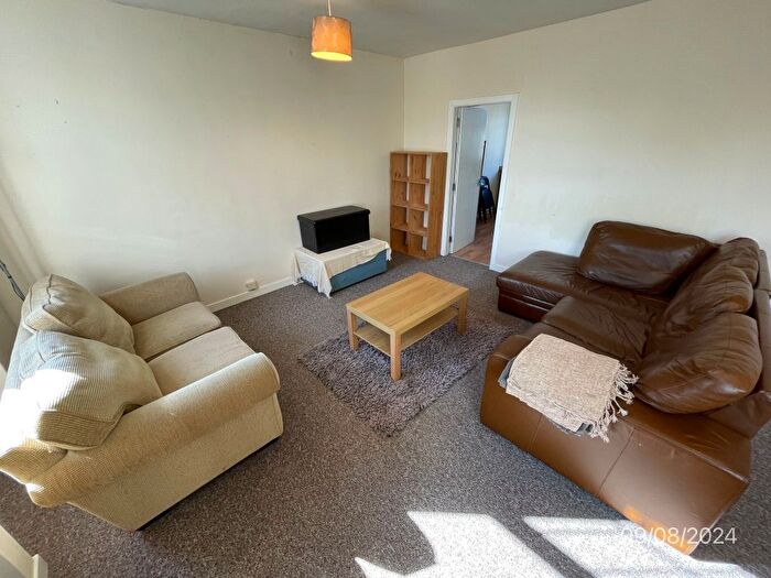 3 Bedroom Flat To Rent In Bon Accord Terrace, Top Floor, Aberdeen, AB11
