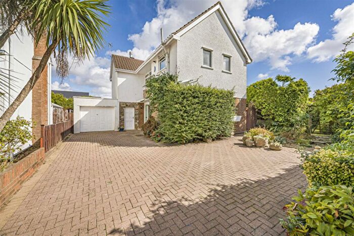 3 Bedroom Detached House For Sale In Knowbury Avenue, Penarth, CF64