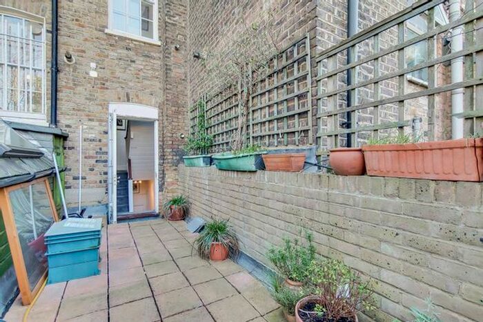 2 Bedroom Flat To Rent In Newington Green Road, Islington, London, N1