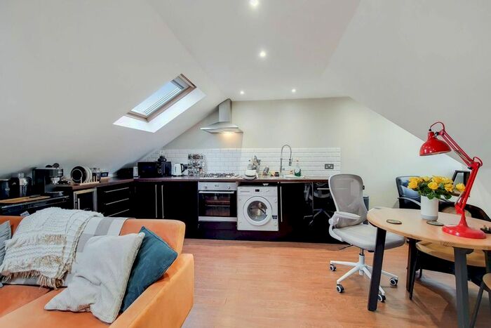 1 Bedroom Flat To Rent In Holmewood Gardens, Brixton, London, SW2