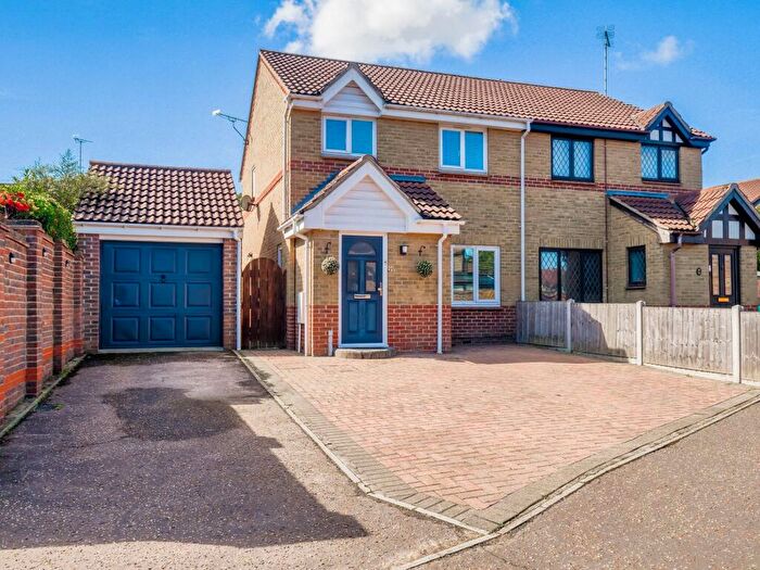 3 Bedroom Semi-Detached House For Sale In Kestrel Grove, Rayleigh, SS6