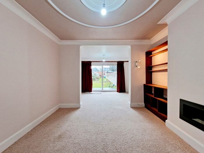 4 Bedroom Semi-Detached House To Rent In Sutton Way, Hounslow, TW5