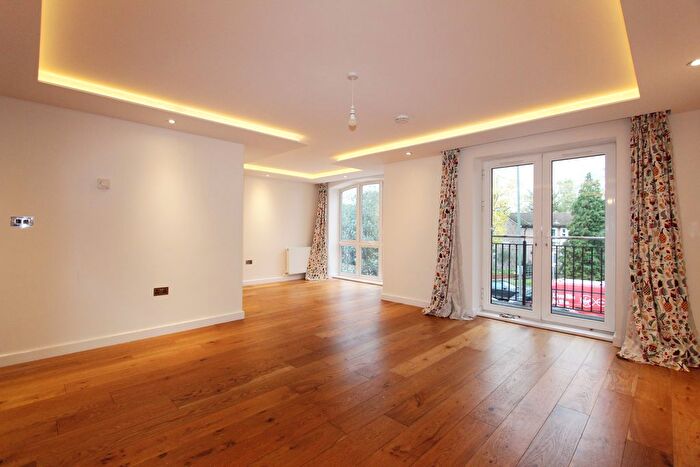 3 Bedroom Flat To Rent In Parson Street, London, NW4