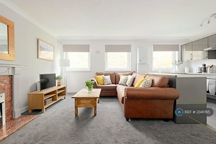 2 Bedroom Flat To Rent In Marshalls Court, Edinburgh, EH1