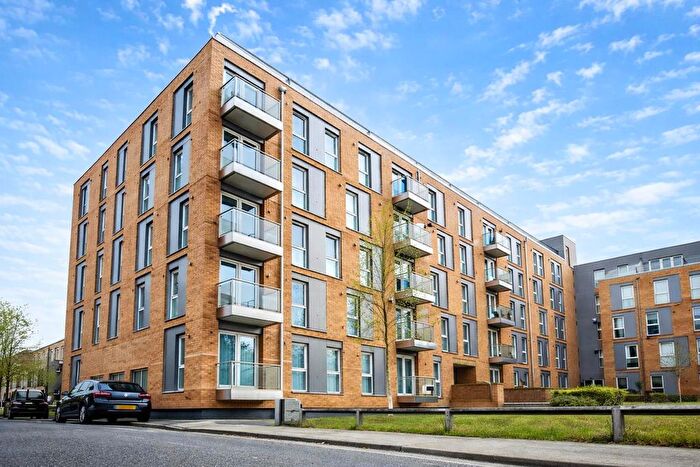 1 Bedroom Flat To Rent In Pontes Avenue, Hounslow, TW3