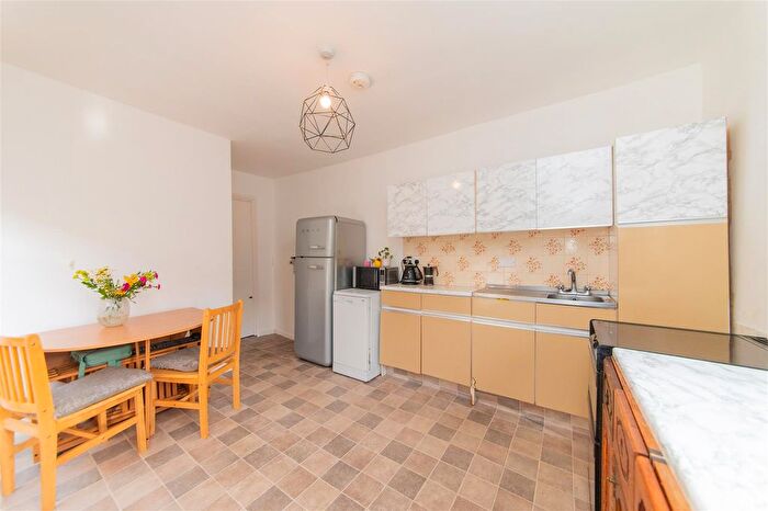 1 Bedroom Flat For Sale In Percy Road, London, N12