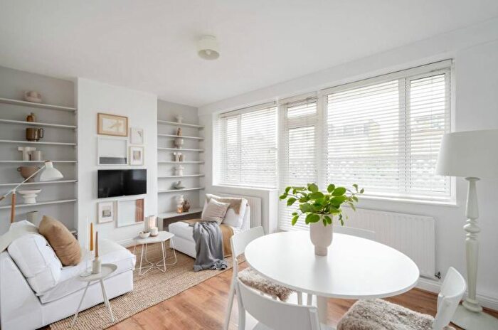 2 Bedroom Flat To Rent In Goldhawk Road, London, W12