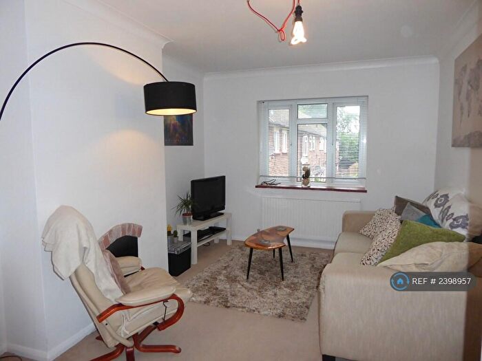 1 Bedroom Flat To Rent In Byng Drive, Potters Bar, EN6