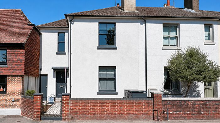 3 Bedroom Town House For Sale In Station Road, Petersfield, Hampshire, GU32