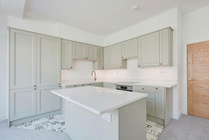 2 Bedroom Flat To Rent In Palmeira Avenue, Westcliff-on-Sea, SS0