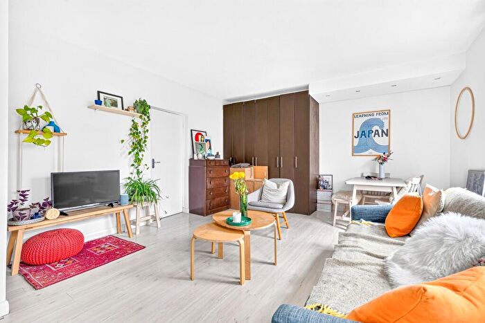 1 Bedroom Apartment To Rent In Gibson Gardens, London, N16