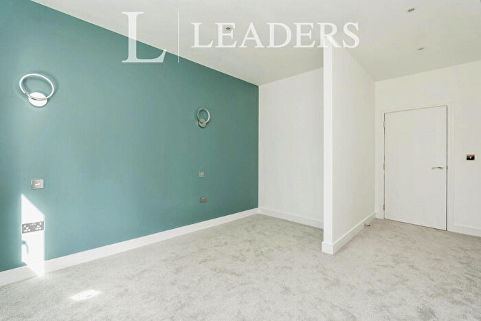 2 Bedroom Apartment To Rent In Ringwood Road, SO40