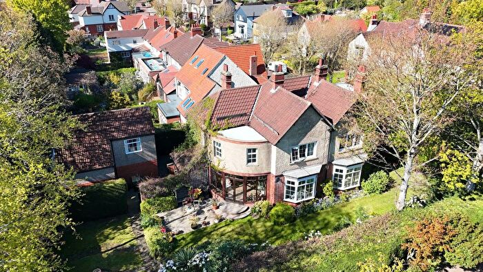 4 Bedroom Detached House For Sale In Lyndhurst Drive, Low Fell, NE9