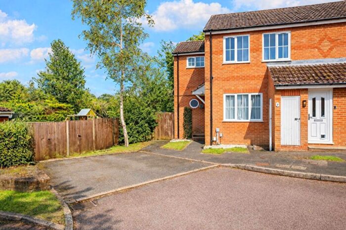 1 Bedroom Maisonette For Sale In Woodlea, Hammers Gate, St. Albans, Hertfordshire, AL2