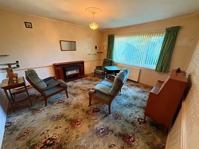 2 Bedroom Semi-Detached Bungalow For Sale In New Park Road, Queensbury, Bradford, BD13