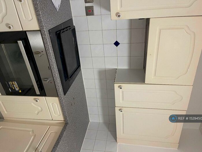 2 Bedroom Flat To Rent In Admiral Court, Barking, IG11