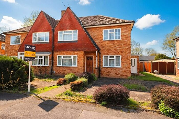 2 Bedroom Maisonette For Sale In Willow Tree Close, Ickenham, UB10