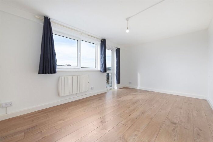 2 Bedroom Flat For Sale In Hornsey Road, London, N7