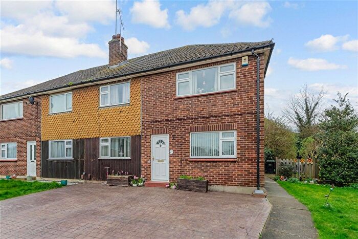 2 Bedroom Maisonette For Sale In Avon Close, Gravesend, Kent, DA12